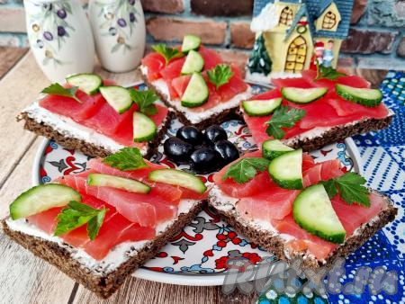 Вкуснейшие, аппетитные бутерброды, приготовленные&nbsp;с нежнейшими солёными кусочками тунца и свежими кусочками огурца, выложить на плоскую тарелку и сразу подать к столу.