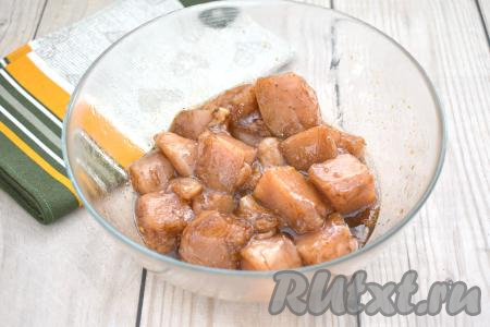 Тщательно перемешиваем кусочки мяса курицы, равномерно распределяя по ним масло и соевый соус. Миску с кусочками куриного мяса затягиваем пищевой плёнкой (или накрываем крышкой) и отправляем в холодильник на 30 минут, чтобы мясо промариновалось. В течение этого времени 1-2 раза мясо нужно будет перемешать, чтобы все кусочки равномерно промариновались. За 15 минут до окончания маринования куриного мяса нужно взять деревянные шпажки (у меня - шпажки длиной 15 сантиметров), поместить их в подходящую ёмкость, залить полностью холодной водой. По прошествии 15 минут деревянные шпажки пропитаются водой, поэтому они не будут тлеть в процессе запекания куриного шашлыка в аэрогриле.