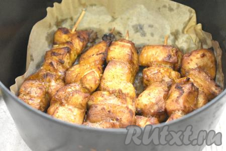 Чашу вставляем в аэрогриль, выставляем температуру 170 градусов, время - 20 минут. Через 10 минут с начала запекания шашлычки переворачиваем и снова возвращаем в аэрогриль. Продолжаем запекать ещё 10 минут. Спустя это время шашлык из курицы снова переворачиваем, возвращаем опять в аэрогриль, включаем аэрогриль на 200 градусов на 5-7 минут, чтобы шашлычки хорошо подрумянились. Я готовила в аэрогриле мощностью 1400 Ватт, если мощность вашей техники другая, то время приготовления может немного поменяться. Для того чтобы проверить готовность куриного шашлыка, нужно сделать надрез на одном кусочке мяса до шпажки. Если надрез будет светлым, без розовых вкраплений, значит курятина готова.