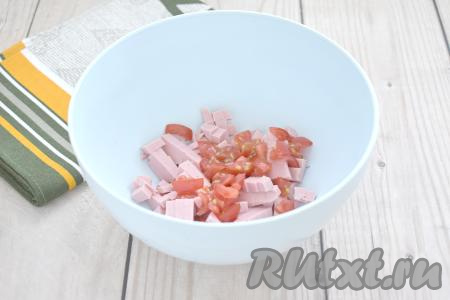 Помидор моем, нарезаем мелко, добавляем в миску с колбасой.