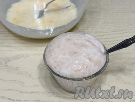 Подогреть 50 миллилитров воды до температуры примерно 40 градусов (если вода будет более горячей, дрожжи в ней в дальнейшем могут погибнуть). В небольшую, но достаточно глубокую ёмкость влить 50 миллилитров тёплой воды, всыпать дрожжи, тщательно перемешать и оставить минут на 10 (до появления на поверхности дрожжевой смеси пышной шапки, означающей, что дрожжи начали работать).