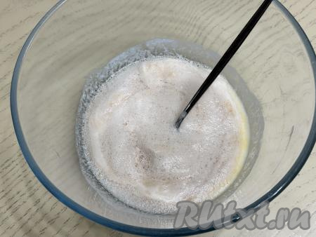 В миску с кефирной смесью влить запенившиеся дрожжи, добавить растительное масло, перемешать столовой ложкой.