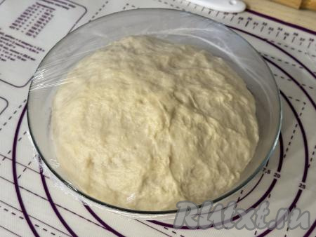 Миску с тестом, затянув пищевой плёнкой (или накрыв полотенцем),&nbsp;оставить в тёплом месте на 1 час. По прошествии часа тесто хорошо поднимется, увеличившись в объёме в 2-3 раза.