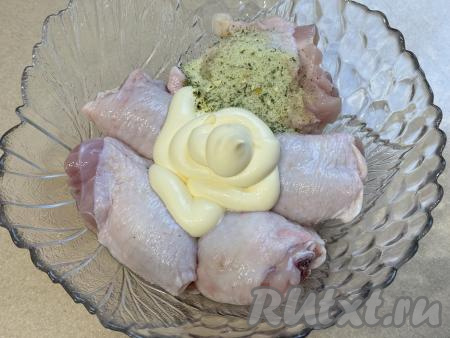 Куриные бёдра промыть водой, обсушить, выложить в глубокую миску, добавить майонез, всыпать соль (добавляя соль, учитывайте, что майонез достаточно солёный) и специи.&nbsp;