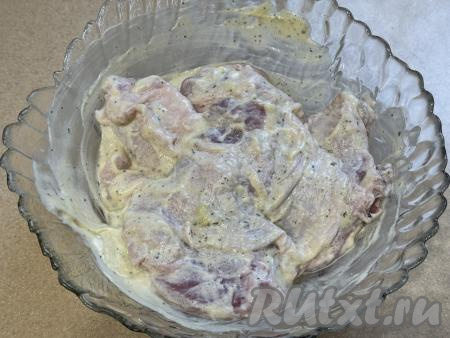 Перемешать бёдра, покрывая их майонезом и специями со всех сторон, и оставить мариноваться минут на 30.&nbsp;