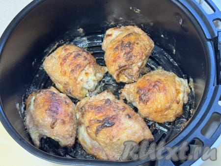 Затем бёдра перевернуть на другую сторону, выставить температуру 160 градусов на 20 минут. Снова бёдрышки перевернуть, увеличить температуру до 200 градусов и запекать ещё 15 минут, до появления на бёдрах хрустящей корочки и готовности мяса. Для того чтобы проверить готовность, нужно сделать разрез на курином бедре, если выделяется прозрачный сок, в котором нет примесей крови, значит мясо готово.