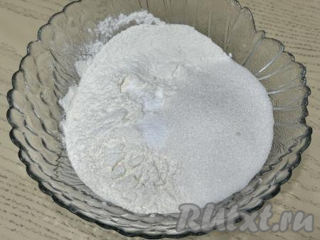 Прежде всего замесим тесто-крошку. Для этого в достаточно глубокую миску нужно просеять муку, всыпать сахар, соду и соль.&nbsp;