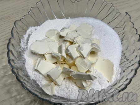 Достать из холодильника сливочное масло, нарезать его на кусочки и выложить в миску с мукой, содой, солью и сахаром.&nbsp;