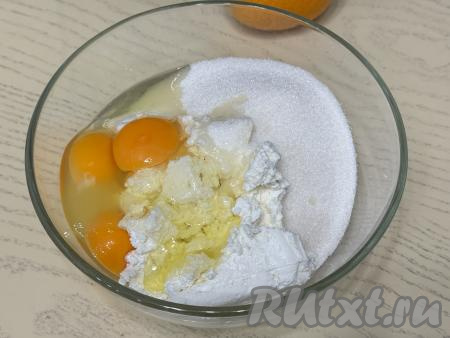 Сюда же добавить крахмал и яйца, пробить погружным блендером до получения однородной творожной массы.&nbsp;