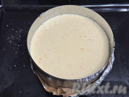 В форму поверх теста-крошки выложить творожно-апельсиновую массу, разровнять.&nbsp;