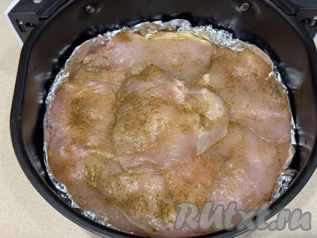 Затем равномерно разложить куриные отбивные поверх лука.