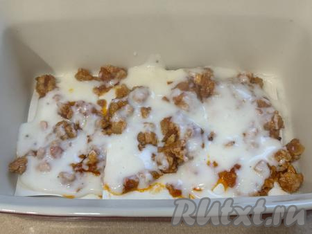 Затем выложить часть соуса.