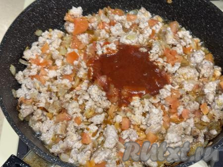 Обжарить фарш с овощами минут 5, иногда перемешивая, затем добавить томатный соус (или кетчуп), посолить начинку для лазаньи по вкусу, перемешать, прогреть 1-2 минуты и снять с огня.