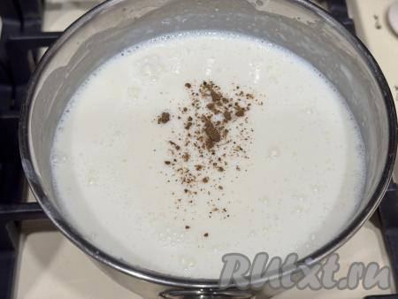 Как только всё молоко будет добавлено в соус, всыпать соль и сахар, можно добавить щепотку чёрного молотого перца, перемешать. Дать соусу, непрерывно его перемешивая, закипеть, уменьшить огонь, проварить 2 минуты на небольшом огне, убрать с огня. Соус получится однородным и очень нежным.&nbsp;