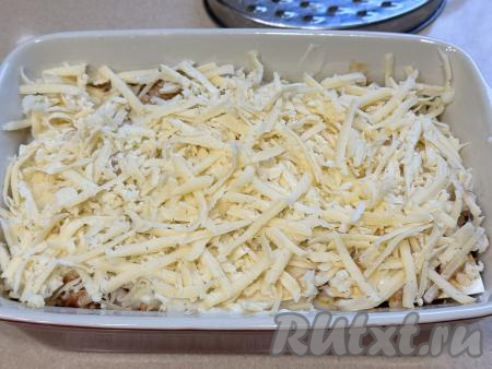 Последним выложить хороший слой натёртого сыра.