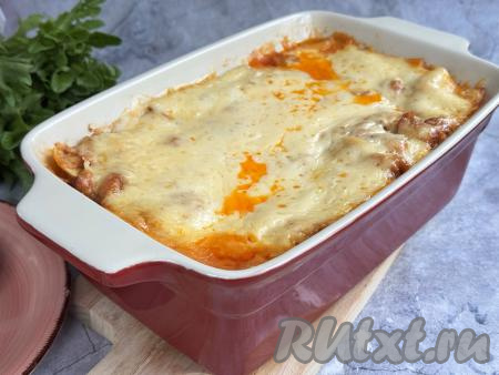 Накрыть форму фольгой и поставить в разогретую до 180 градусов духовку. Запекать лазанью с лапшой для бешбармака 45 минут.