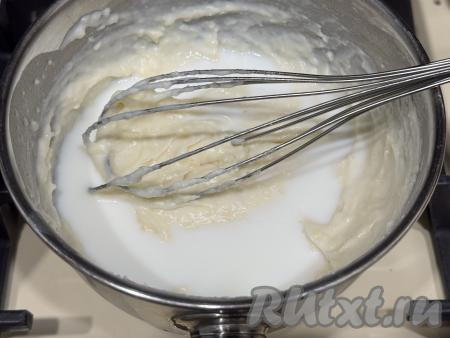 Затем в получившуюся смесь постепенно вливать молоко, непрерывно перемешивая соус венчиком.