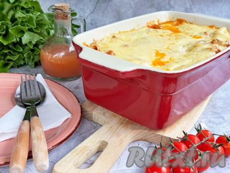 Готовую лазанью подать к столу в горячем виде.