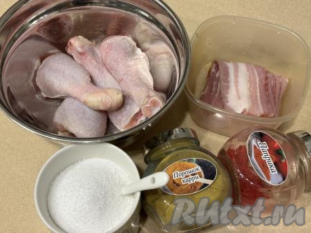 Подготовить продукты для приготовления куриных ножек в беконе в аэрогриле. Куриные ножки промыть водой, обсушить.&nbsp;Бекон можно взять любой, я купила сырокопчёный.