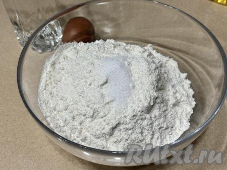 Прежде всего замесим тесто для мантов, для этого в глубокую миску нужно всыпать муку и соль.&nbsp;