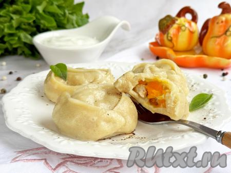 Аппетитные, вкусные, нежные манты, приготовленные с курицей и тыквой, переложить на тарелку и в горячем виде, дополнив соусом подать к столу.&nbsp;