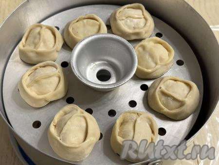 Манты выложить на решётку мантоварки.&nbsp;