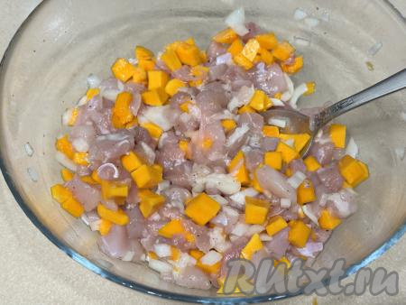 Перемешать мясо курицы, лук и тыкву, влить растительное масло и 50-70 миллилитров холодной воды, тщательно перемешать и начинка для мантов готова.&nbsp;