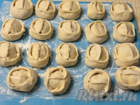 Постепенно сформировать все манты с курицей и тыквой, выкладывая их на доску, припылённую мукой. Тесто оставшееся после вырезания кружков я собрала в ком, раскатала и тоже сформировала из него манты. Всего у меня получились 23 манта.