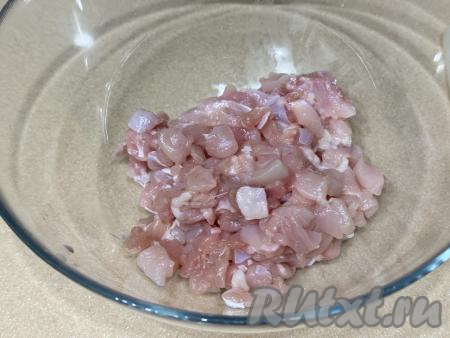 Пока тесто "отдыхает", займёмся начинкой. Для этого мясо курицы нужно нарезать на мелкие кусочки, выложить в миску.&nbsp;