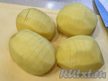 Сделать на каждой картошине глубокие надрезы, как бы нарезая картофель на тонкие ломтики, но не прорезая картофель до конца. В результате у нас получится картошка-гармошка, как на фото.