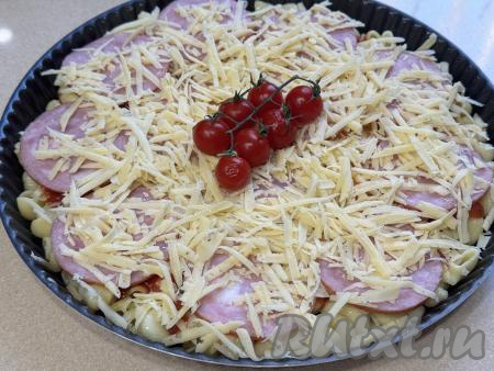 Посыпать пиццу оставшимся натёртым сыром, по желанию, выложить вымытую веточку черри.&nbsp;