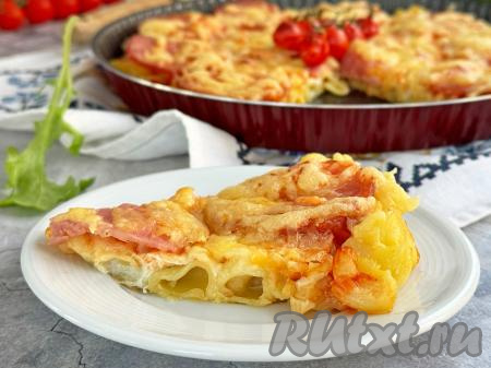 Вкусную, аппетитную, сытную пиццу из макарон нарезать на кусочки и в горячем виде подать к столу.&nbsp;