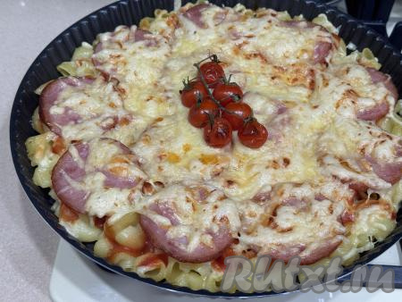 Выпекать пиццу из макарон в разогретой до&nbsp;180 градусов духовке 15 минут.&nbsp;