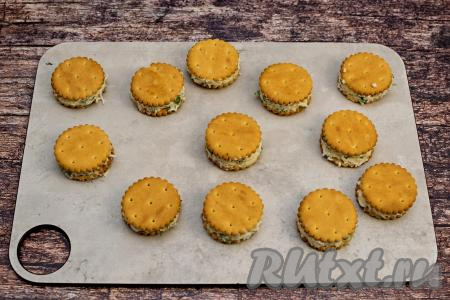 Аналогично сформировать все закуски, пока не закончится сырная масса. Я сформировала 12 порционных закусок. Количество бутербродов на крекерах, которое у вас получится, во многом зависит от размера крекеров, которые вы используете.