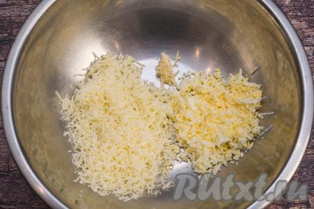 Зубчик чеснока очистить и тоже натереть в миску на мелкой тёрке (или пропустить через пресс).