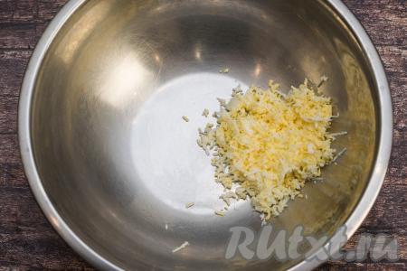 Прежде всего нужно отварить яйца в течение 10 минут после начала закипания воды. Затем яйца нужно полностью остудить, очистить, натереть на мелкой тёрке в глубокую миску.