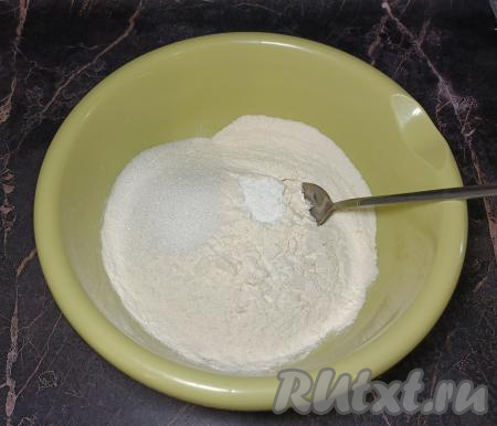 В глубокую миску просеять муку, добавить разрыхлитель, сахар, соль, перемешать столовой ложкой сухие ингредиенты до однородности.