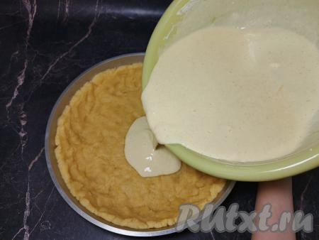 Сметанную начинку влить в форму с тестом. Разровнять начинку.