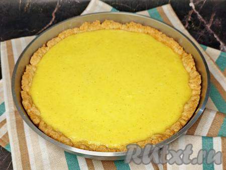 Форму с готовым пирогом достать из духовки. Остудить ванильный сметанник в форме до комнатной температуры, чтобы начинка как следует стабилизировалась. Если выпекали вечером, тогда можно поставить пирог на ночь в холодильник, тогда начинка будет более стабильной, а пирог станет ещё более вкусным.