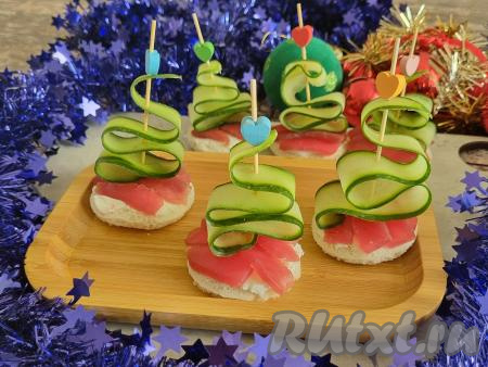 Аппетитные канапе на шпажках в виде ёлочек разместить на плоском блюде и подать вкусную закуску на праздничный стол. С наступающим вас Новым годом!