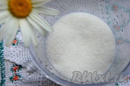 К ягодам добавьте сахарный песок.