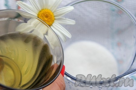 Добавьте яичные белки.