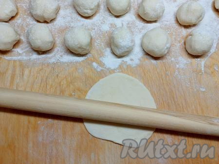 Отдохнувшее тесто разделить на 28 равных частей (вес каждой части теста должен быть примерно 45 грамм). На присыпанной мукой поверхности раскатать каждую часть теста в тонкую лепёшку.