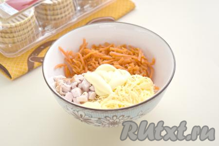 В миске соединяем нарезанные курицу и морковку, добавляем натёртый сыр, выкладываем майонез.