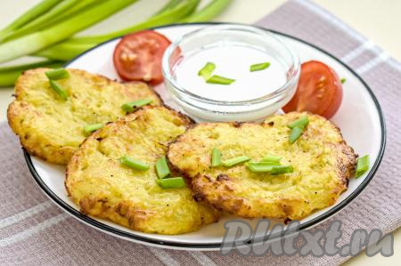 Вкусные, аппетитные картофельные драники, приготовленные в аэрогриле, подаём к столу горячими, дополнив сметаной или любым соусом на ваш выбор.