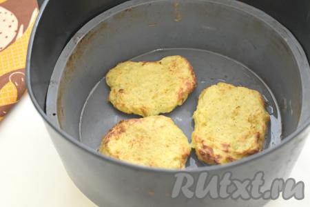 Выставляем температуру аэрогриля на 200 градусов, а время - на 15-20 минут. Через 10-15 минут с начала запекания картофельные драники нужно перевернуть и готовить оставшееся время. Мощность моего аэрогриля 1400 Ватт, я готовила 20 минут. Но время приготовления зависит и от мощности аэрогриля, и от сорта картофеля. Драники должны получиться слегка хрустящими снаружи и нежными внутри. Готовые драники переложить на тарелку. Всего у меня получились 7 драников. Все драники у меня за раз не поместились в чашу аэрогриля, поэтому я готовила их в два захода.