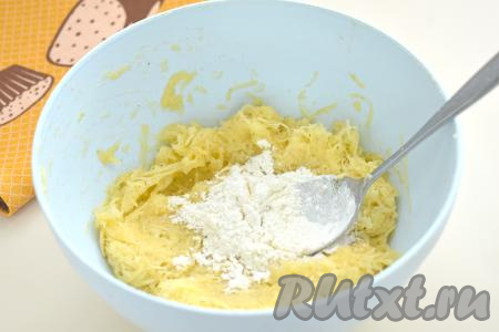 В получившуюся картофельную массу добавляем 1,5 столовых ложки муки, перемешиваем.