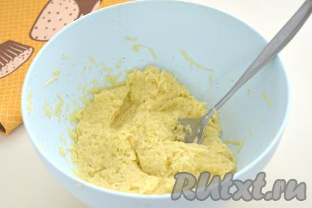 Картофельное тесто для приготовления драников должно получиться вязким и достаточно густым, как на фото. При необходимости частями добавить оставшуюся муку, полностью вмешивая и регулируя густоту замешиваемого теста. Как только получили картофельное тесто нужной густоты, значит больше муку добавлять не нужно.