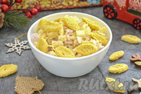 Салат с копчёной курицей, ананасами и сухариками
