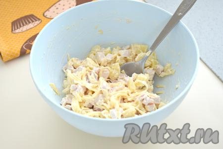 Перемешиваем салат. Пробуем на вкус, если необходимо, подсаливаем.